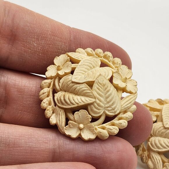 50's Vintage Large Celluloid Cream Carved Leaves Clip On Earrings Round Light - Picture 2 of 4